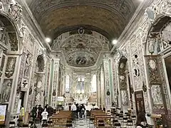 L'interno della chiesa, con le ricchissime decorazioni di Marcello Sparzo