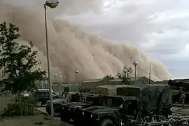 Un haboob arrive sur un camp militaire en passant au-dessus d'Al Asad, en Irak, juste avant la tombée de la nuit, le 27 avril 2005.