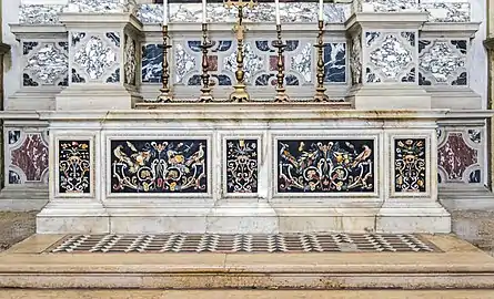 Autel en marqueterie minérale polychrome.