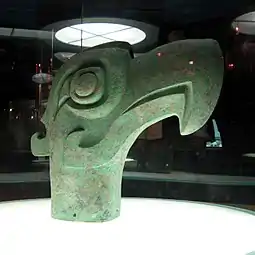 Tête en bronze d'un oiseau de proie, haute de 40 cm, musée de Sanxingdui.