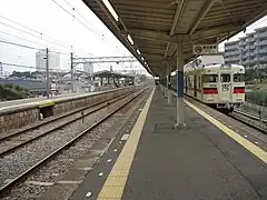 Vue sur les voies et quais.