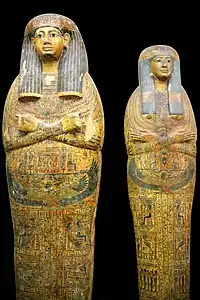 Sarcophages bois stuqué polychrome.