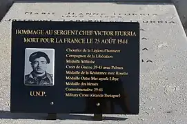 Plaque funéraire dédiée à Victor ithurria, posée sur une pierre tombale.