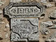 Dates gravées au-dessus du portail de l'église.