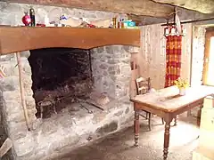 Jasserie : salle commune, cheminée.