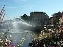 photographie de la savoureuse depuis le pont Carnot à Belfort avec en arrière-plan le théâtre du Granit