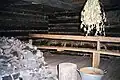 Sauna à fumée (Musée de la forêt lapone à Rovaniemi). Les murs en rondins sont calfeutrés avec de la sphaigne.