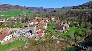 L'église entourée du cimetière et son presbytère.