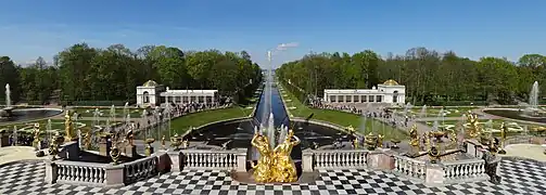 Peterhof : la fontaine Samson et le canal maritime.