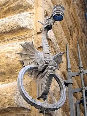 Portabandiera, porte-hampe décoré d'un dragon, avec anneau.