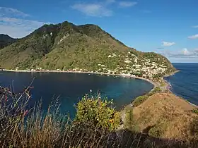 La baie de Soufrière (gauche) et Scotts Head depuis Cachacrou.