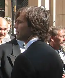 Photographie de Scott Niedermayer en veston et de dos.