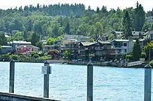 Photographie en couleur de maisons au bord d'un fleuve