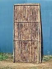 Claie, canisse, ou gresso en provençal, ou graia dans la vallée de la Roya. Canìzzu/Canìssu/Grìa en ligure de ponant.