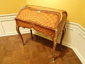 Secrétaire à pente Louis XV (vers 1750) par Bernard II Van Riesen Burgh, Kansas City, musée d'art Nelson-Atkins.