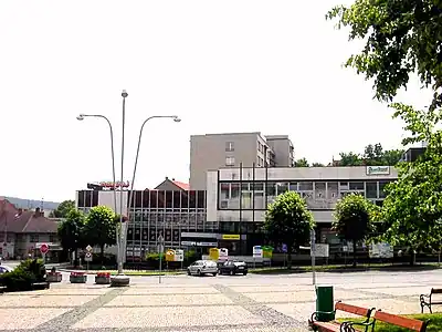 Le magasin "Rozvoj", sur le côté sud de la place.