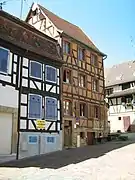 Sa façade et un immeuble mitoyen.