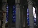 Photo de vitraux dans le déambulatoire sud
