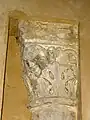 Croisillon sud, chapiteau roman engagé dans le mur.