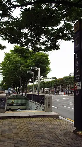 Une Bouche d'accès à la station, en 2018.