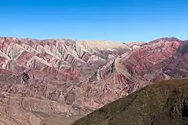 Vue rapprochée des formations géologiques.