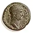 Sesterce en bronze provenant d'un trésor monétaire découvert aux arènes de Lutèce à l'effigie d'Hadrien (1871).