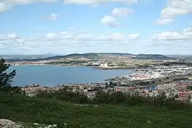 Vue sur l'étang de Thau, la Pointe Courte, les collines de la Gardiole et une partie de Sète depuis le Mont Saint-Clair.
