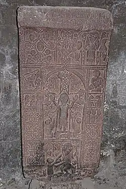 Khatchkar dans Sourp Astvatsatsin, monastère de Sevanavank, sculpté en 1653 par Trdat ; il est composé d'une scène de descente aux limbes (en bas), d'une crucifixion (au centre), et du Christ des visions théophaniques (en haut),.