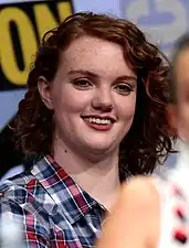 Shannon Purser interprète Connie.