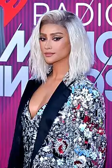 Shay Mitchell interprète Stella.