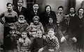 Shimon Peres (debout, troisième à partir de la droite) avec sa famille, vers 1930