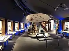 Photographie couleur d'une partie d'une exposition sur l'expédition de Shirase.