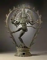 Trône à double lotus retenu, typique des bronzes Chola. Shiva Nataraja, Xe siècle.