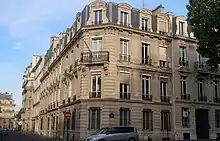 No 11, au croisement avec l'avenue d'Iéna.