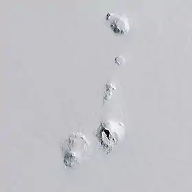 Image aérienne de la chaîne du Comité Exécutif avec le mont Hartigan au centre.