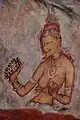 Une des damoiselles des fresques de Sigirîya au Sri Lanka (Ve siècle), coiffée d'un gajra et en tenant un autre sur sa main droite.
