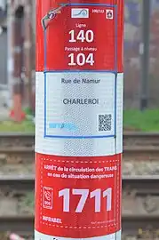 « Carte d'identité » et numéro d'urgence à un passage à niveau.