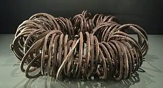 Enchevêtrement de bracelets en argent tangle trouvé dans le dépôt no 1 d'un poids total de 2 kg