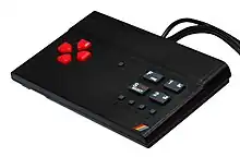 une mini-console noire, sous forme de joypad.