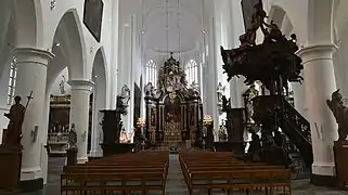 Nef et maître-autel