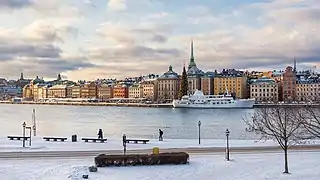 Quai de Skeppsbrokajen vu de Skeppsholmen, avec Stadsholmen derrière. Janvier 2016.