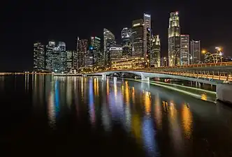 Le Central Business District (quartier d'affaires central), avec l'esplanade bridge devant. Juin 2018.