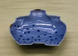 Petit plat en forme de trois pots aux gouttes de rosée, décor au cobalt, XVIIe (Kanazawa).