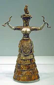 Figurine en faïence de déesse maîtresse des serpents, en partie restaurée, originaire de Cnossos, vers 1600 A.C., Musée archéologique d'Héraklion.