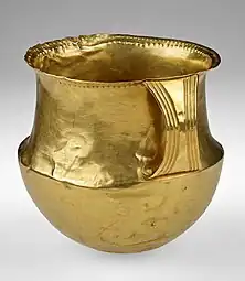 Tasse dite « Fritzdorfer » : gobelet à anse dorée, âge du bronze.