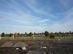 Vue du site où se trouvaient les bâtiments d'extraction et les chevalements. À gauche, le puits no 2, à droite, le puits no 1