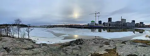 Constructions à Sompasaari et construction du Finkensilta à Korkeasaari vues depuis Mustikamaa .