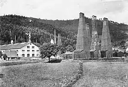 L'usine et les tours de sondage.