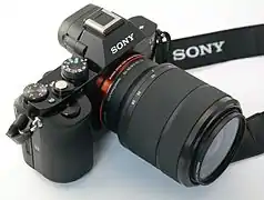 Un Alpha 7 équipé de l'objectif de kit (28-70 mm).