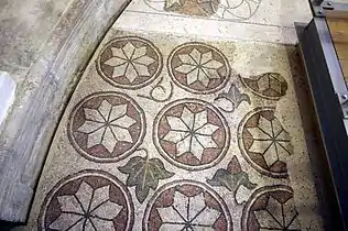 Cercles ornés d'étoiles à huit branches et feuilles de vigne.